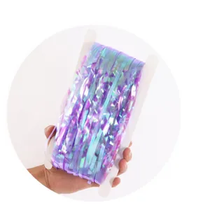 Irisierender lila und blaugrüner Lametta-Vorhang als Party-Hintergrunddekoration
