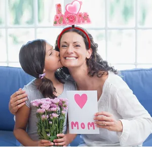 Gros plan du serre-tête I Love MOM avec œillets rouges porté pour la fête des mères