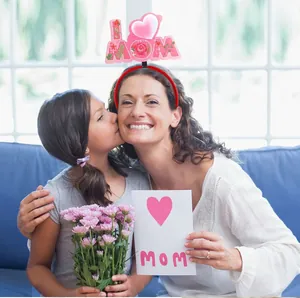 Mère et fille fêtent avec le serre-tête I Love Mom dans une scène chaleureuse