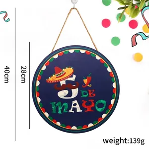 Dettaglio cartello in legno tondo Cinco de Mayo con decorazioni festive di sombrero e peperoncini