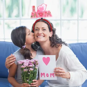 Serre-tête Fête des Mères avec cœurs I Love MOM et fleurs roses sur bandeau rouge