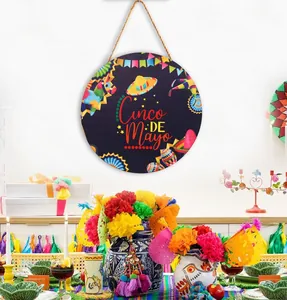 Dettaglio del cartello in legno Cinco de Mayo con sombreri festivi e motivi piñata