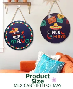 Dettaglio di targhe in legno Cinco de Mayo con sombrero colorati e motivi di cactus