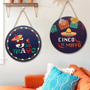 Insegne appese in legno per Cinco de Mayo con sombrero messicano e decori di peperoncino