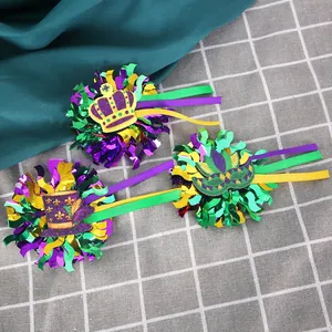 Detalle de pinzas para el pelo Mardi Gras con lentejuelas moradas, verdes, oro y coronas