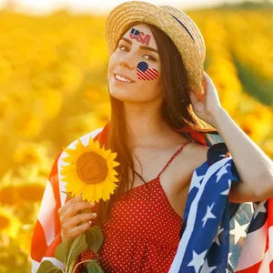 Details von USA-Buchstaben und Herz-Flaggen-Tattoos für den Unabhängigkeitstag