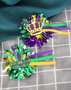 Detalle de pinzas para pelo de Carnaval con corona de purpurina y máscara de colores