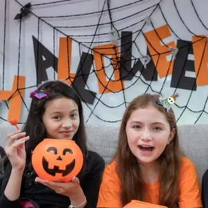 Détail d'un enfant portant des pinces à cheveux chauve-souris et fantôme pour Halloween