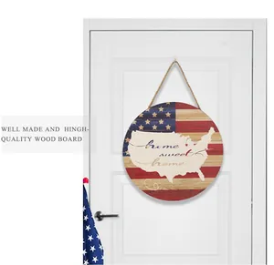 Detail eines runden Holztürschilds mit USA-Karte und Home Sweet Home Text für Partys