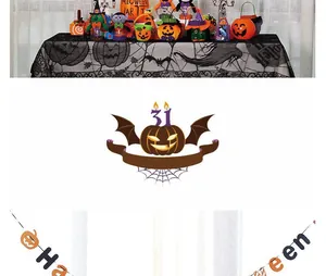 Décoration Halloween avec nappe en dentelle, seau citrouille, peluches et bannières