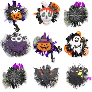 Dettaglio di nove badge di Halloween con ragni glitterati, zucche e design di fantasmi