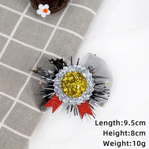 Dettaglio della molletta per capelli glitterata nera e oro per la cerimonia 2026