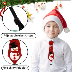 Détail du cordon élastique et du feutre brillant sur la cravate bonhomme de neige enfant