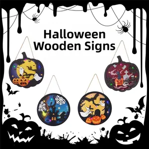 Dettaglio di quattro cartelli in legno luminosi per Halloween con zucca, ghost e LED