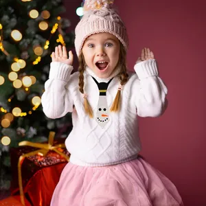 Détail d'un enfant portant une cravate bonhomme de neige pailletée pour fête de Noël