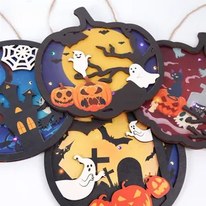 Dettaglio di targhe in legno LED per Halloween con disegni di zucca e fantasmi