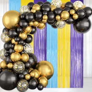 Dettaglio arco di palloncini neri e oro con frange colorate per sfondo di festa