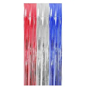 Dettaglio della tenda a frange metalliche tricolore rosso bianco blu per decori di festa