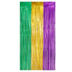 Dettaglio della tenda a frange in lamina verde, oro e viola per decorazione di feste