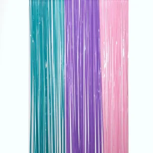Tenda a frange a tre colori verde, viola e rosa per decorazione di sfondo per feste
