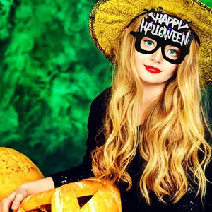 Detail van LED Happy Halloween bril met lichtgevende vleermuis en schedel decoraties