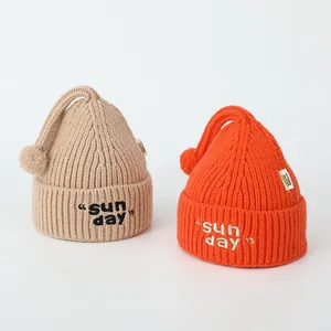 Bonnets en tricot pour bébé avec broderie SUNDAY en kaki et orange avec pointe de chapeau