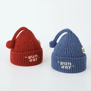 Bonnet tricoté bébé avec broderie Sunday et joli pompon à longue queue souple
