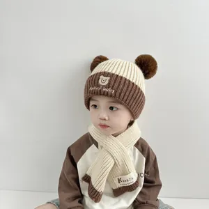 Detailaufnahme des Strickmusters von Beigem Bären-Mütze und Schal Set für Kinder