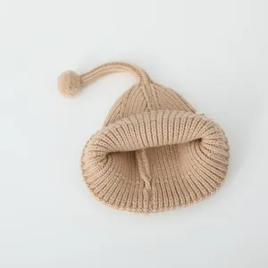 Bonnet en tricot pour bébé avec pointe allongée, pompon doux et étiquette SUNDAY