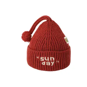 Bonnet en tricot rouge foncé pour bébé avec broderie Sunday et protège-oreilles