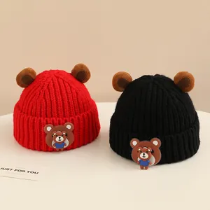 Cappelli in maglia rossi e neri per bambini con orecchie da orso 3D e toppe di orsetti carini