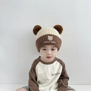 Baby Winter Strickmütze mit Bären-Stickerei und Doppel-Pompons in Beige und Braun