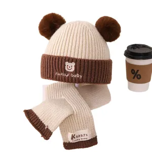 Winter-Set für Kleinkinder: Strickmütze und Schal mit Bärenstickerei und Bommeln