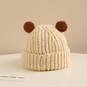 Dettaglio della trama a maglia del cappello invernale bimbo con orecchie soffici