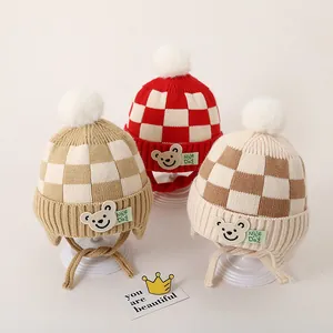Kinderen Gebreide Muts Met Oorkleppen Winter Warm Schaakbordpatroon Beanie Met Pompon Beer Patch Voor Peuters