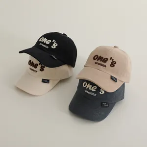 Set di berretti da baseball per bambini con ricamo ONE e fiocco in quattro colori neutri