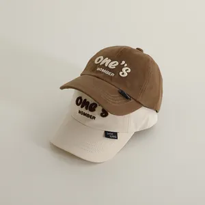 Berretto da baseball in cotone per bambini con lettera ricamata in marrone e beige