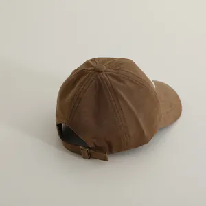 Dettaglio cappello da baseball in cotone con fibbia in metallo regolabile e cuciture fini
