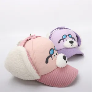 Vista dettagliata dei cappelli invernali per bambini in rosa e viola con tessuto trapuntato
