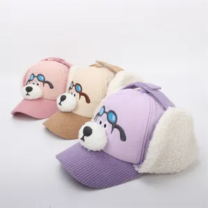 Colbacco invernale per bambini con design a cartone animato e paraorecchie caldi multicolore