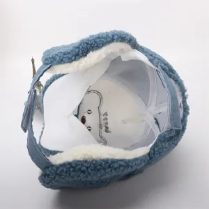 Dettaglio interno del colbacco blu in pile per bambini con ricamo di orsetto