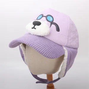 Dettaglio del cappello invernale viola con fodera in pile e simpatico cane cartoon
