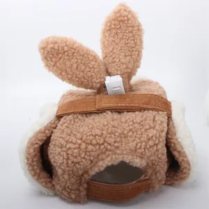 Detalle de gorro de invierno con correa de pana ajustable y compartimento de batería