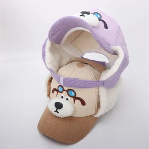 Dettaglio del cappello invernale bimbi in velluto a coste con toppa cane e fodera in peluche