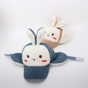 Detalle de gorro de invierno de felpa con orejas de conejo y correas ajustables