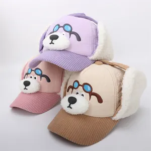Dettaglio di cappelli invernali per bambini con paraorecchie e design a cucciolo