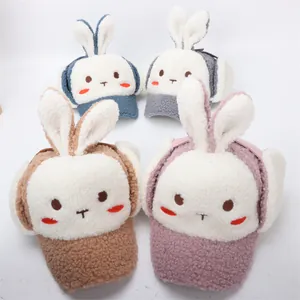 Detalle de gorros de vellón con orejas de conejo para niños con orejeras suaves