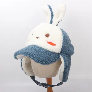 Detalle del gorro de invierno infantil con orejas de conejo de felpa y correa ajustable