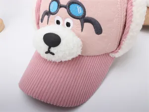 Dettaglio del cappello invernale rosa con trama a coste e ricamo a cucciolo