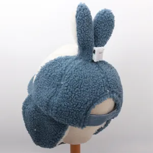 Detalle de gorro de invierno con orejas de conejo, forro polar e interruptor LED integrado